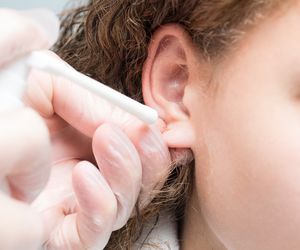 Jak czyścić uszy, żeby sobie nie zaszkodzić? Sprawdź nasze rady