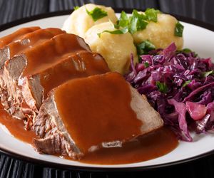 Pieczeń wołowa na kwaśno po niemiecku: przepis na soczystą wołowinę z sosem