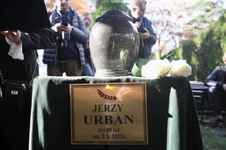 Grób Jerzego Urbana. Dzień po pogrzebie z pomnika zniknęła wódka!