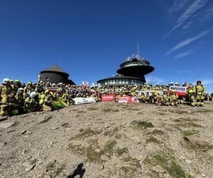 998 strażaków weszło na Śnieżkę. Na szczyt Karkonoszy poszli z ważnym przesłaniem