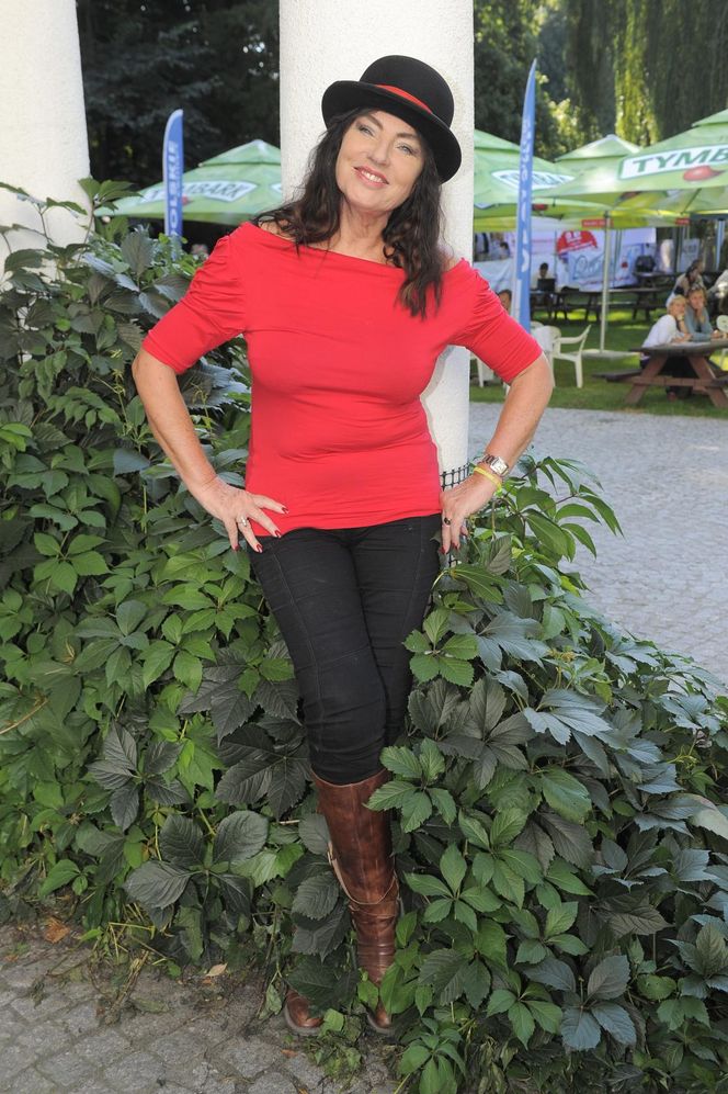 Agnieszka Fitkau-Perepeczko robi "prawie erotyczny" masaż na boczku. Nie możemy uwierzyć, że ona ma 82 lata?! 