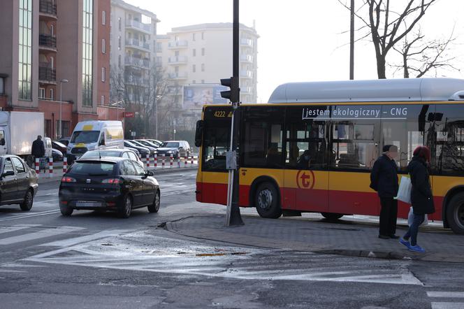 Skrzyżowanie grozy na Bielanach. Codziennie dochodzi tu do niebezpiecznych sytuacji