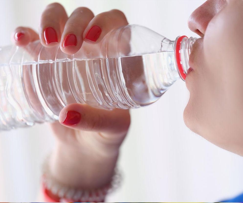 Zmarła po wypiciu czterech butelek wody. Płyn uszkodził jej mózg