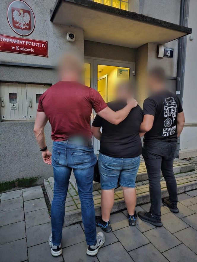 Gaz pieprzowy rozpylony na przystanku w Krakowie. Policja apeluje do poszkodowanych