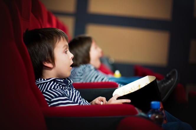 Dziecko ogląda film w kinie