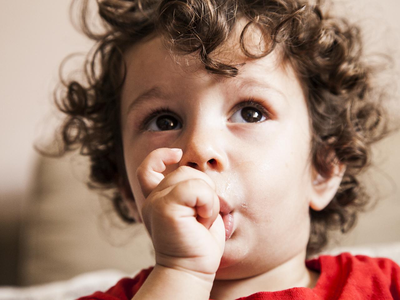 Ssanie kciuka - jak oduczyć dziecko ssania kciuka?