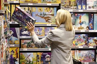 Marta Nawrocka kupuje prezenty na Dzień Dziecka