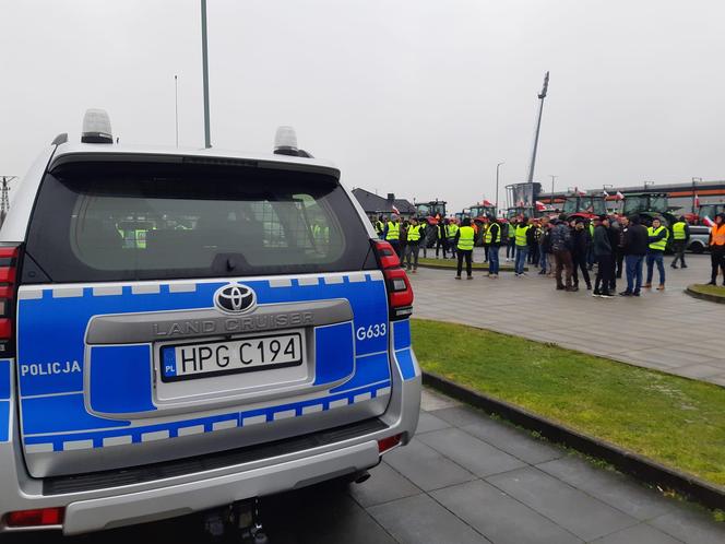 Strajk rolników w Tarnowie. Policja i rolnicy pod stadionem Bruk Betu Termaliki Nieciecza