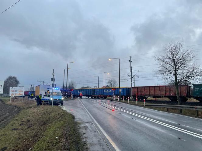 Zderzenie lawety z pociągiem koło Gniezna! Pojazdy stanęły w płomieniach 