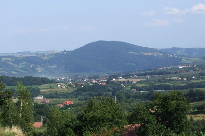 To jedna z najpiękniejszych małopolskich wsi. Kiedyś należała do zakonnic 