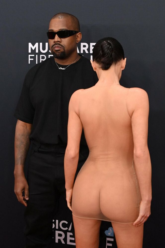 Dopiero co pękał z dumy obok rozgogolonej żony na gali. I już Kany West zapłaci Biance Censori 5 milionów za rozwód!