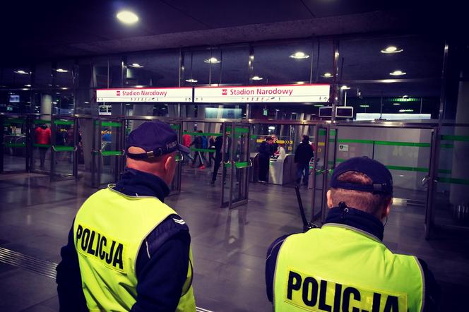 Policjanci pilnują przestrzegania obostrzeń w Warszawie 