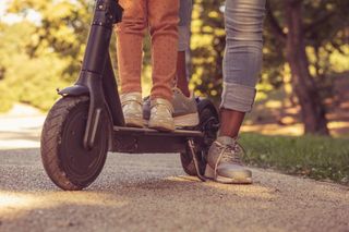 Jedna hulajnoga, dwoje pasażerów, brak kasków na głowach? Pomysły dzieci i rodziców przerażają