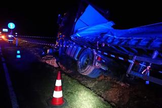 Wypadek TIRa na DK 78 w Chlewicach. Kierowca zasnął