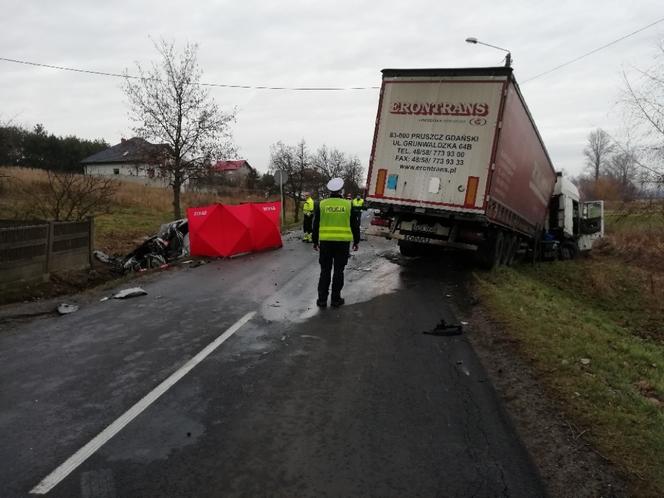 Koszmarny wypadek w Łódzkiem. 32-latek wjechał wprost na czołówkę z tirem