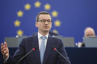  Polski premier chodził z tajemniczą fotografią po PE? Europoseł zażenowany