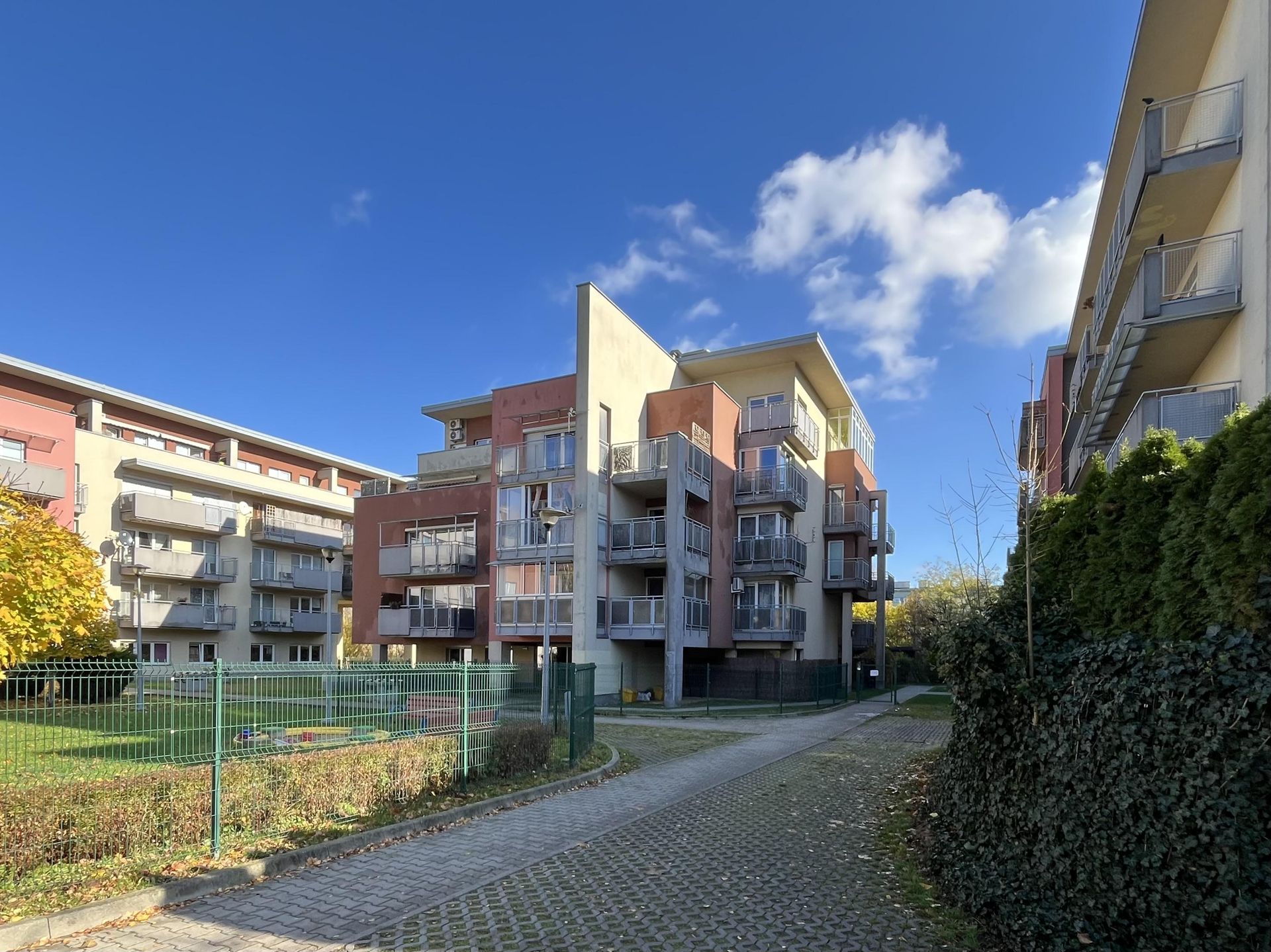 Teligi 26 w Krakowie. Blok z ukrytym balkonem