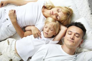 CO-SLEEPING: czyli spanie z dzieckiem. Czy to dobre i czy nie szkodzi związkowi?
