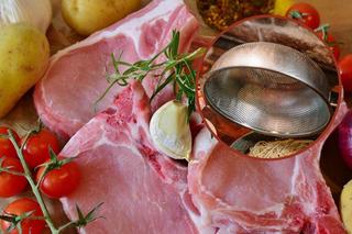 Uwielbiasz schabowe? Ten patent z durszlakiem przy smażeniu kotletów będzie bardzo pomocny!