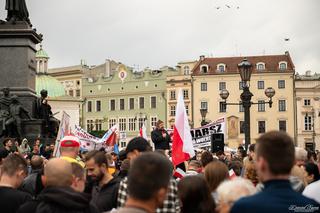 Kraków: Kilkaset osób na Rynku BEZ MASECZEK. Protestowali przeciw „plandemii” [ZDJĘCIA]