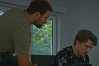 Barwy szczęścia, odcinek 2730: Marcin Kodur (Oskar Stoczyński), Biniu (Adam Stępnicki)