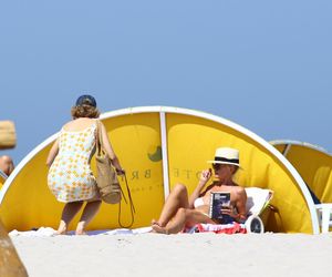 Jan Englert z żoną i ćorką w Juracie