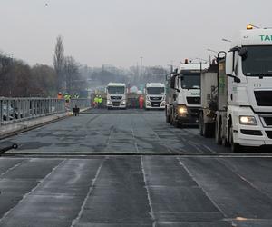 Asfaltowanie wiaduktu Trasy Łazienkowskiej