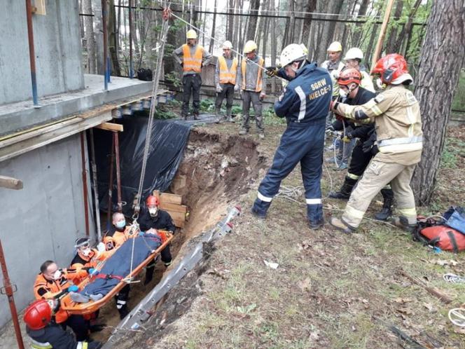 Wypadek na budowie! Fachowiec spadł do rowu! Wszystkie służby postawione NA BACZNOŚĆ!