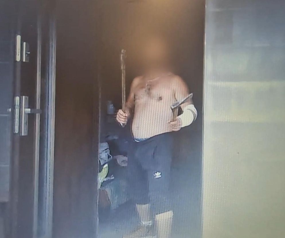 Z dwiema siekierami na policjantów. Wcześniej 49-latek dobijał się do drzwi sąsiadki