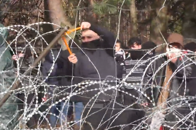 MON: kolejne próby forsowania granicy przez migrantów w rejonie Kuźnicy