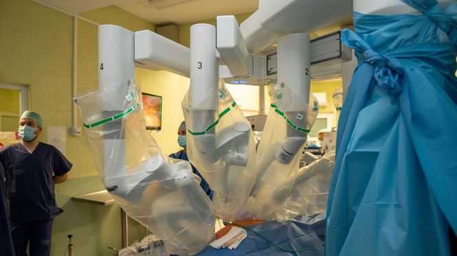 Sztuczna inteligencja przeprowadza operacje.