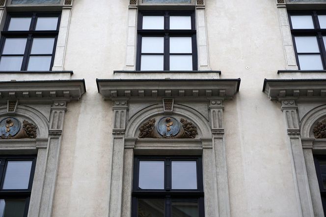 To jedna z najsłynniejszych kamienic w Krakowie. Znajduje się w niej hotel, w którym mieszkał car