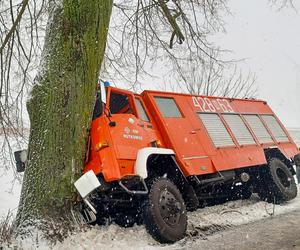 Strażacy wracali z wypadku, skończyli w szpitalu. Wóz wjechał w drzewo.