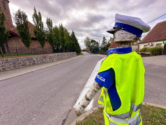 Policjant "drewniak" pilnuje porządku przy drodze na Mazurach. Sprawa trafiła na policję