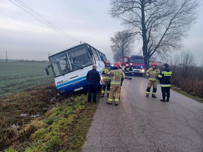 Wypadek autobusu szkolnego w Gąsiorowie