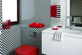 Aranżacja łazienki. WNĘTRZA: łazienka czarno-biała i czerwony sedes