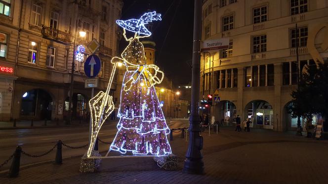 Magia świąt ogarnęła Bydgoszcz! Choinka na Placu Teatralnym zachwyca swoim pięknem!