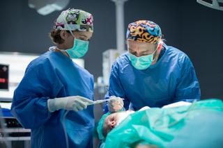 Lekarze 4 sezon odcinek 3 (odc. 42). Basia (Aleksandra Hamakło), Michał Karkoszka (Wojciech Mecwaldowski)