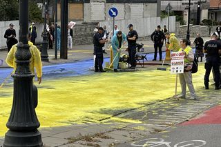 Żółto-niebieska niespodzianka dla rosyjskich dyplomatów. Barwy Ukrainy na asfalcie przed ambasadą Rosji