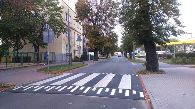 W Toruniu pojawiły się wyniesione przejścia dla pieszych. Sprawdziliśmy jak działają!