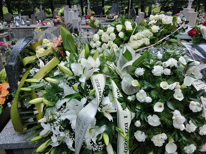 Tragedia w Salisbury. Zamordowane kobiety pochowane w Tarnowie. Grobu nie widać spod kwiatów