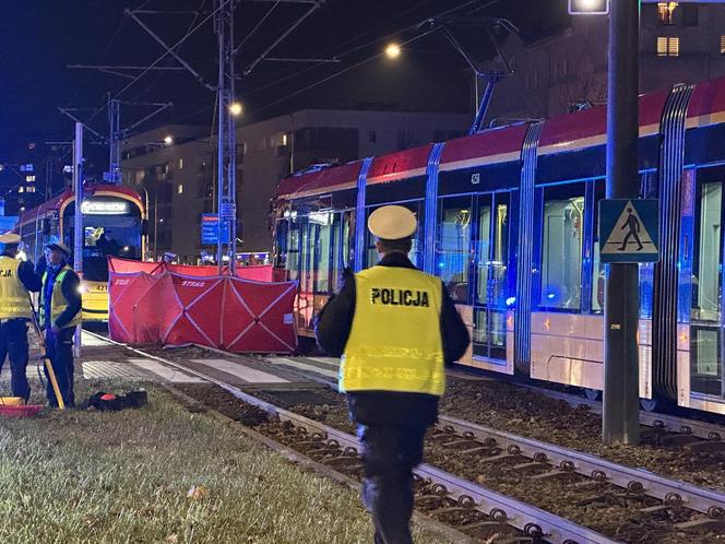 Wszedł na torowisko na czerwonym świecie. Przejechał go tramwaj. Zginął na miejscu