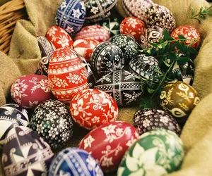 Tradycja malowania jajek w Polsce. Skąd się wzięła? Od kiedy Polacy robią pisanki?