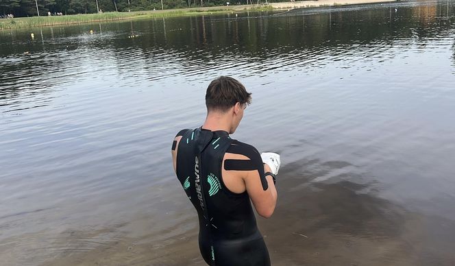 Damian płynie 100 km bez przerwy, aby pomóc Adasiowi!