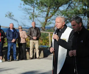 Z różańcami na granicę. Modlili się za Polskę na plaży i przy słupach granicznych