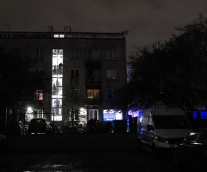 Furiat szalał na Mokotowie. Zrzucał meble na samochody