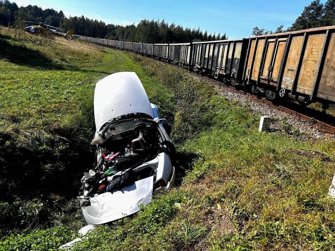 Wał. Tragiczny wypadek BMW na przejeździe kolejowym. Nie żyje 40-letnia Ukrainka [23.09.2024]