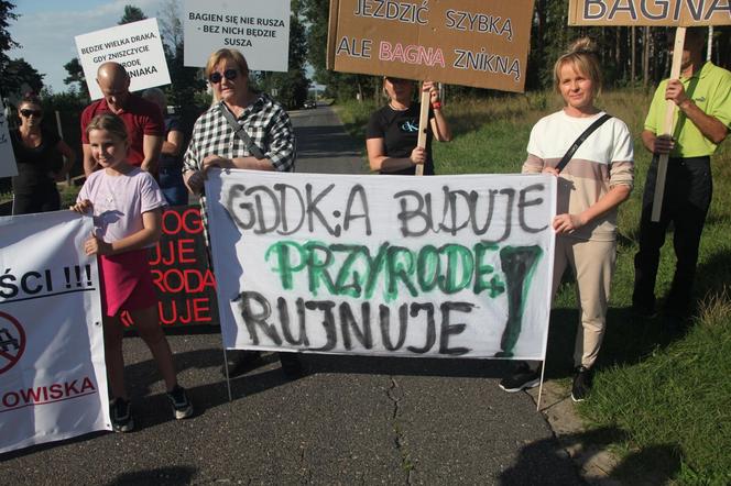 Wściekli mieszkańcy chcą zablokować budowę autostrady. "Łapy precz od naszych bagien!"