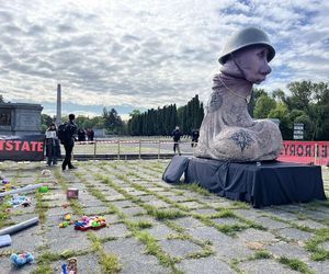 Antywojenny protest na Cmentarzu Żołnierzy Radzieckich w Warszawie