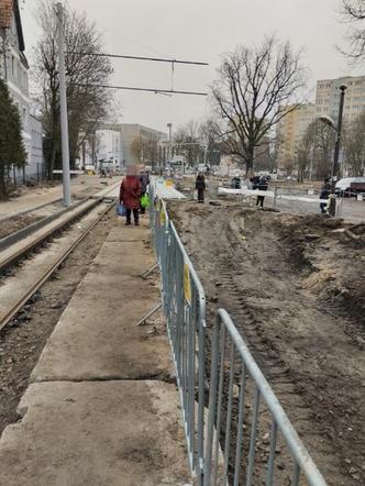 Wpadł do wykopu i zmarł. Co się stało na przystanku grozy?